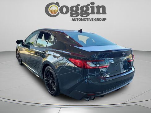 Used 2025 Toyota Camry SE image 3