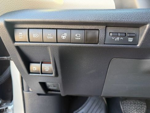 Used 2023 Toyota Sienna Platinum AWD/4WD image 34