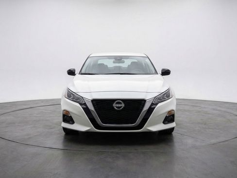 Used 2025 Nissan Altima 2.5 SV FWD image 2
