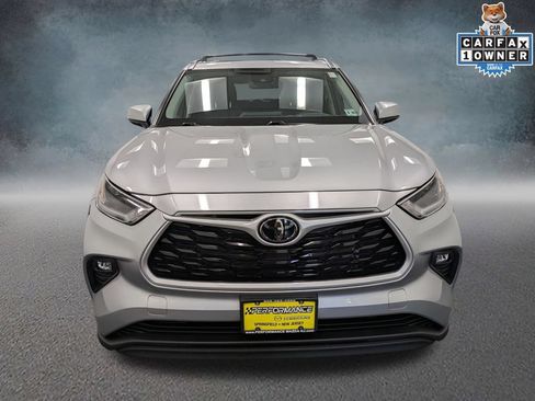 Used 2021 Toyota Highlander XLE AWD/4WD image 2