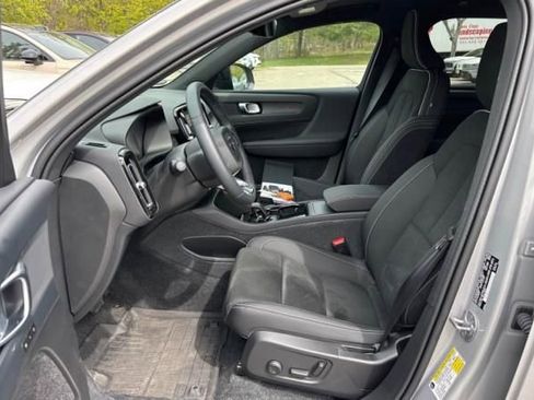 Used 2024 Volvo XC40 B5 Plus AWD/4WD image 5
