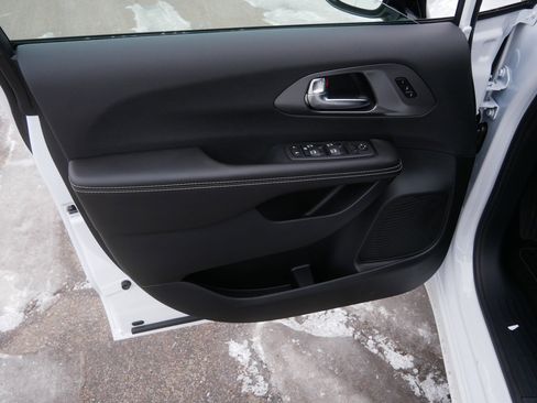 New 2026 Chrysler Pacifica Select w/ S Appearance Package image 7