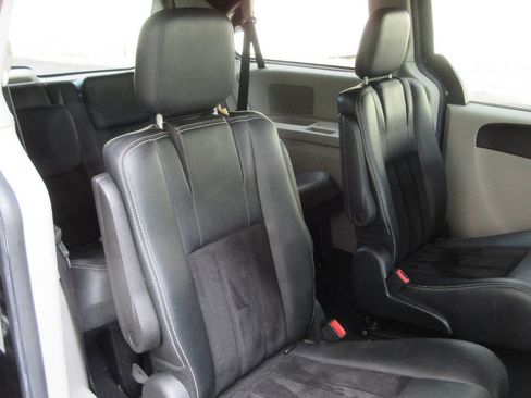 Used 2017 Dodge Grand Caravan SXT FWD image 24