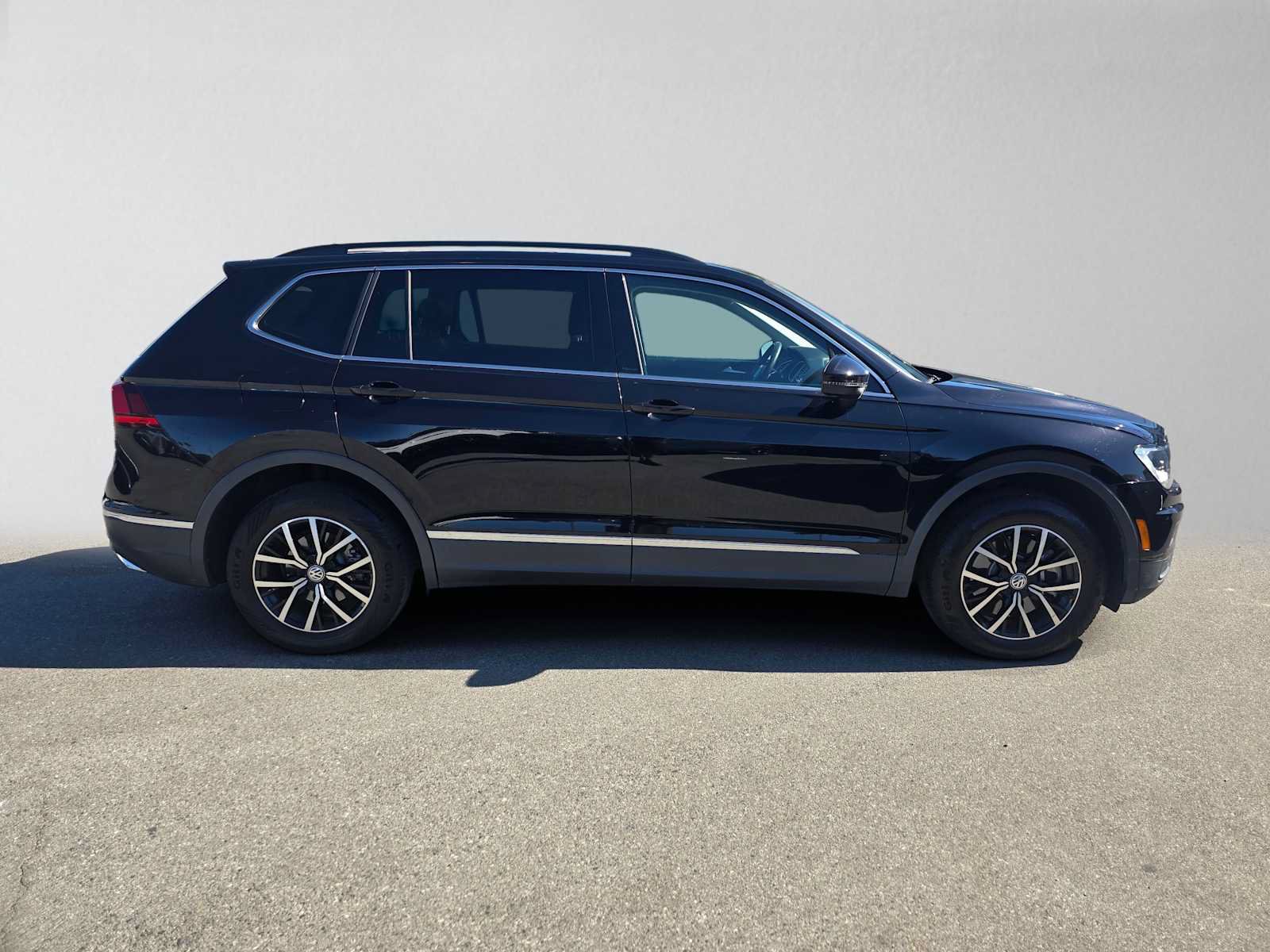 Used 2021 Volkswagen Tiguan SE w/ Panoramic Sunroof Package FWD image 6
