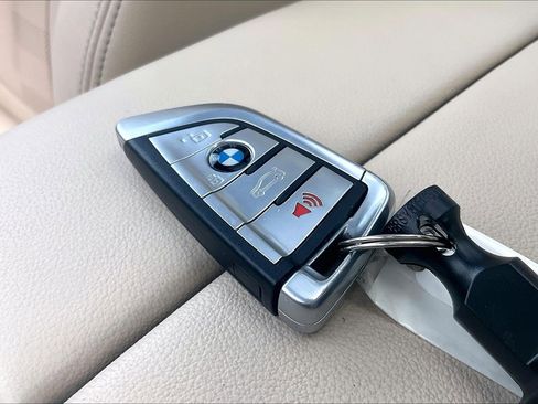 Used 2022 BMW X7 xDrive40i w/ M Sport Package AWD/4WD image 14