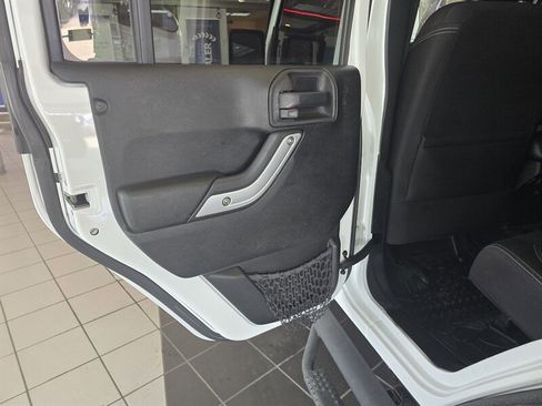 Used 2015 Jeep Wrangler Unlimited Sahara w/ Dual Top Group AWD/4WD image 10
