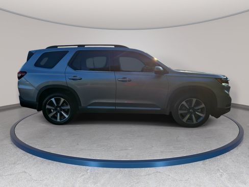 Used 2025 Honda Pilot Touring image 4