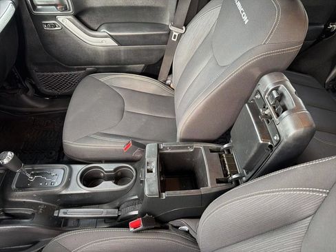 Used 2018 Jeep Wrangler Unlimited Rubicon w/ Connectivity Group AWD/4WD image 37