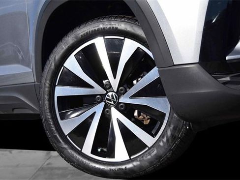 Certified 2023 Volkswagen Taos SE w/ Panoramic Sunroof Package image 3