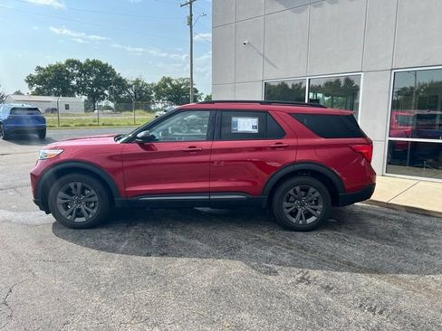 Used 2023 Ford Explorer XLT w/ Equipment Group 202A AWD/4WD image 8