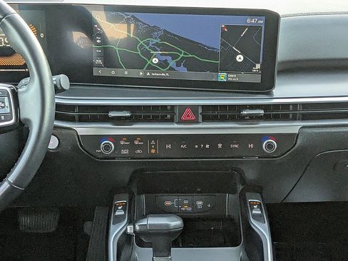 Used 2024 Kia Sorento S FWD image 12