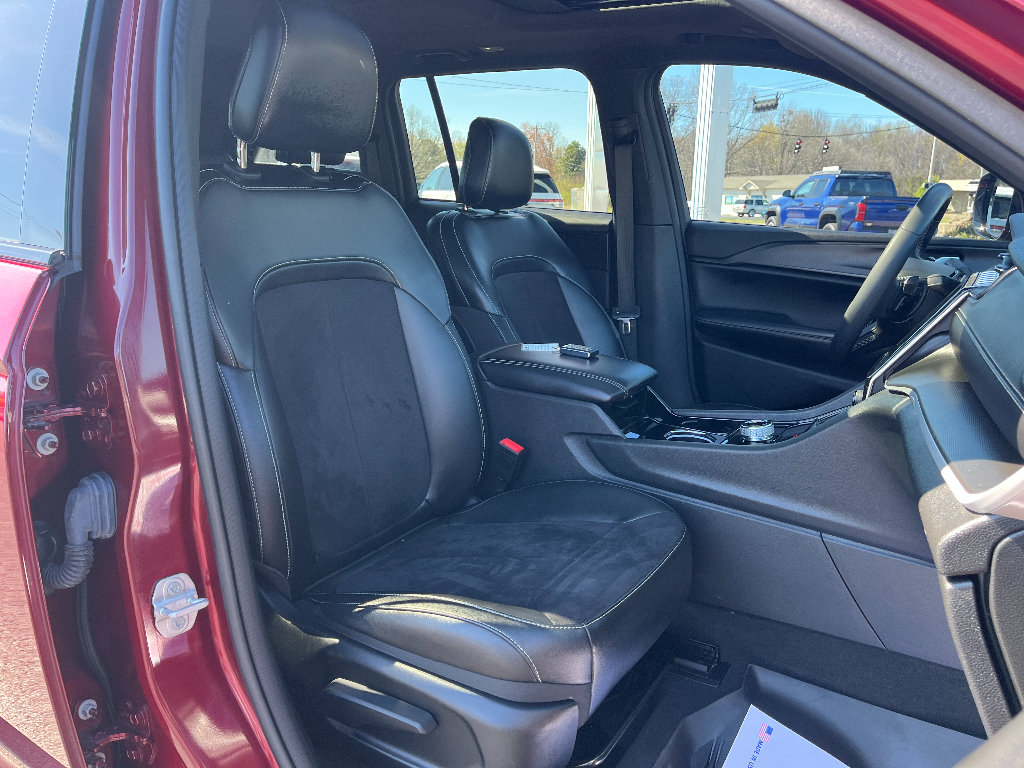 Used 2023 Jeep Grand Cherokee Altitude AWD/4WD image 16
