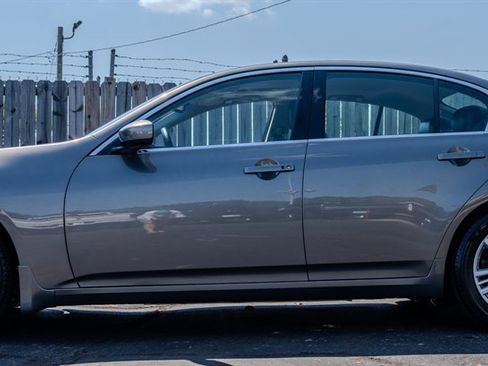 Used 2010 INFINITI G37 Journey w/ Premium Pkg image 2