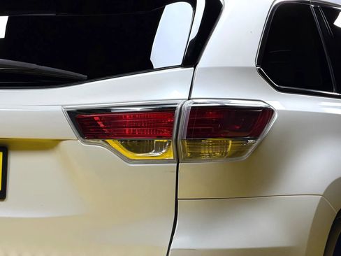 Used 2016 Toyota Highlander XLE w/ Preferred Accessory Package image 8