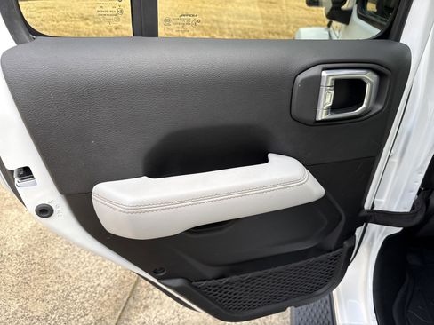 Used 2021 Jeep Gladiator Overland image 23