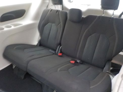 Used 2020 Chrysler Voyager LX image 11