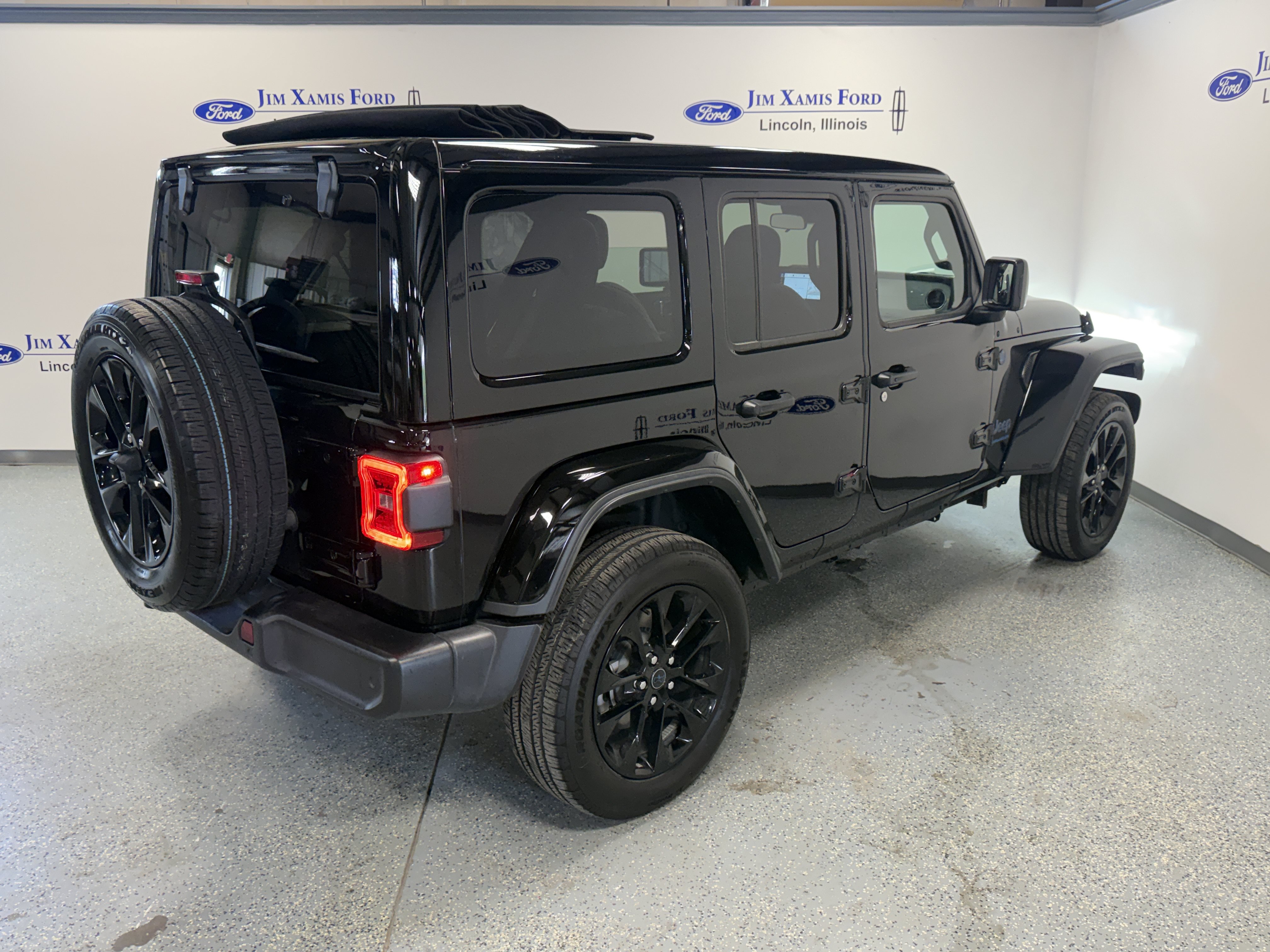 Used 2025 Jeep Wrangler Unlimited Sahara w/ Safety Group AWD/4WD image 34