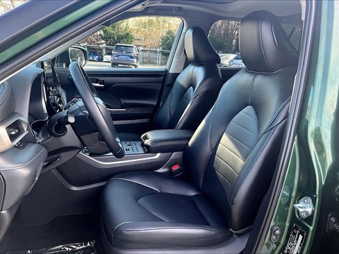 Used 2025 Toyota Highlander XLE image 24