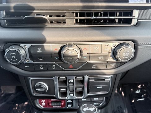 Used 2026 Jeep Wrangler Unlimited Rubicon image 43