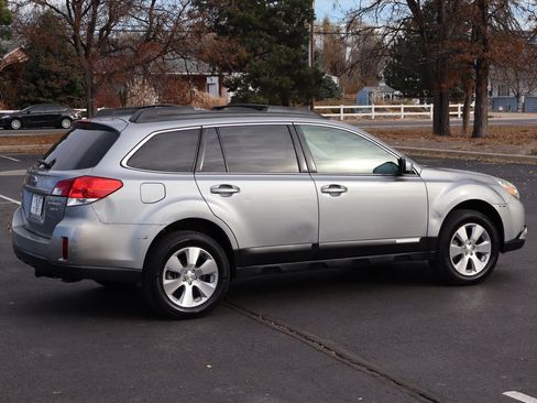 Used 2010 Subaru Outback 3.6R Limited image 4