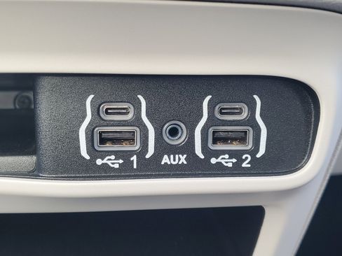 Used 2024 Chrysler Pacifica Touring-L FWD image 27