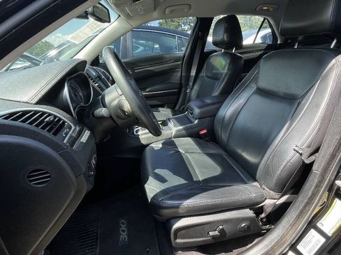 Used 2017 Chrysler 300 Limited RWD image 10