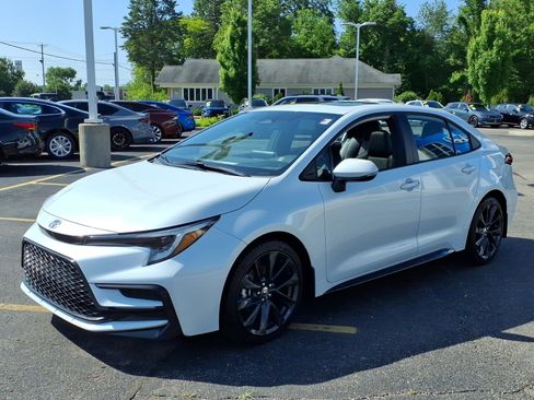 Used 2023 Toyota Corolla XSE FWD image 3