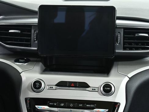 Used 2023 Ford Explorer XLT w/ Equipment Group 202A image 9