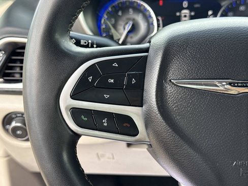 Used 2023 Chrysler Pacifica Touring-L FWD image 19