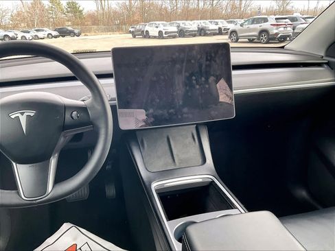 Used 2022 Tesla Model Y Long Range image 18