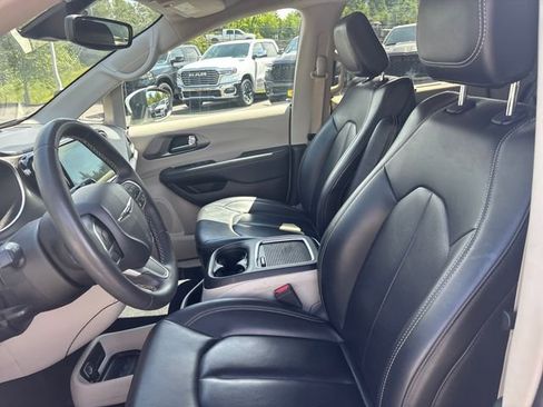Used 2023 Chrysler Pacifica Touring-L FWD image 21