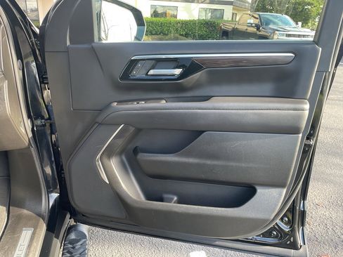 Used 2025 Chevrolet Suburban Z71 image 66