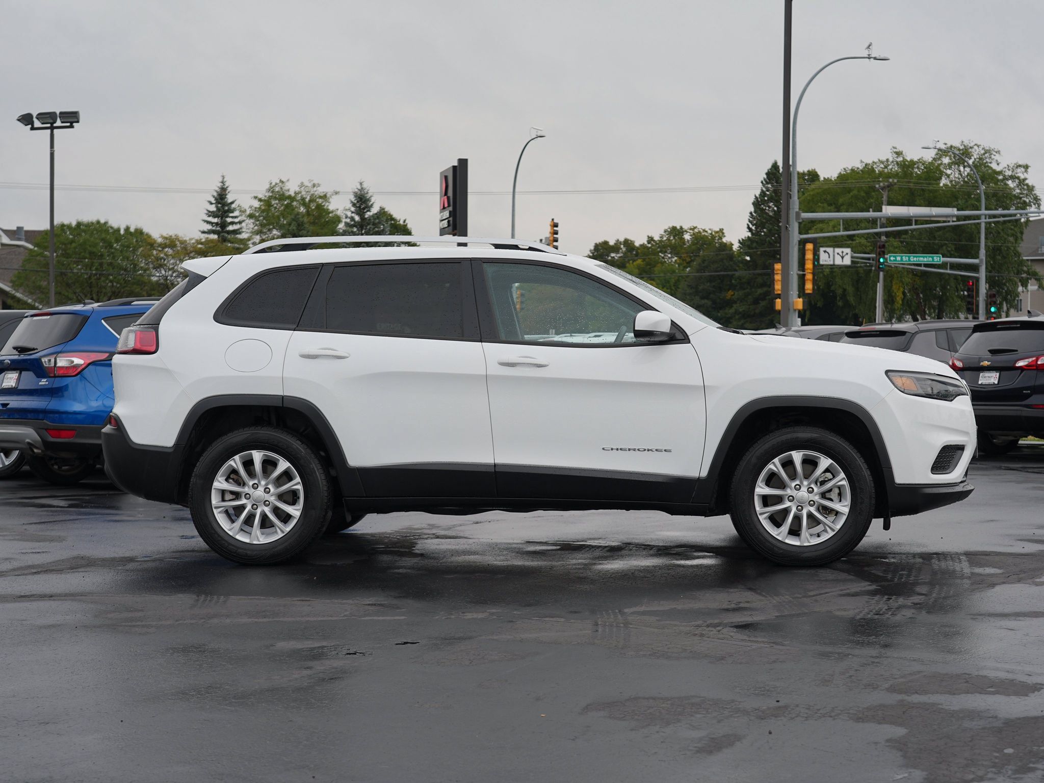 Used 2021 Jeep Cherokee Latitude AWD/4WD image 2