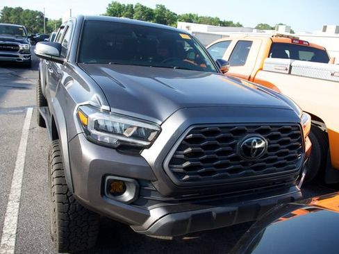 Used 2022 Toyota Tacoma TRD Off-Road w/ TRD Premium Off Road Package AWD/4WD image 2