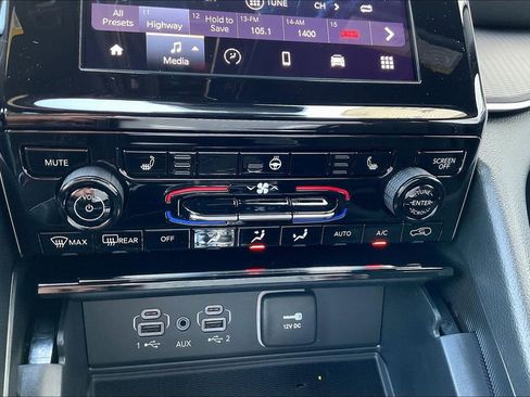 New 2025 Jeep Grand Cherokee Laredo w/ Luxury Tech Group I image 23