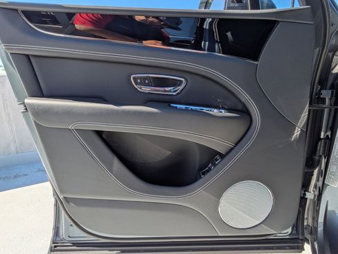 Certified 2025 Bentley Bentayga AWD/4WD image 14