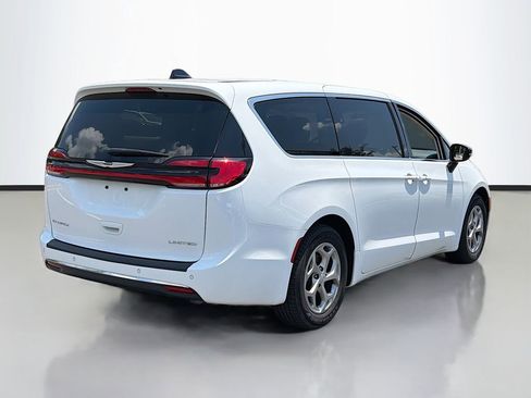 Used 2024 Chrysler Pacifica Limited FWD image 5