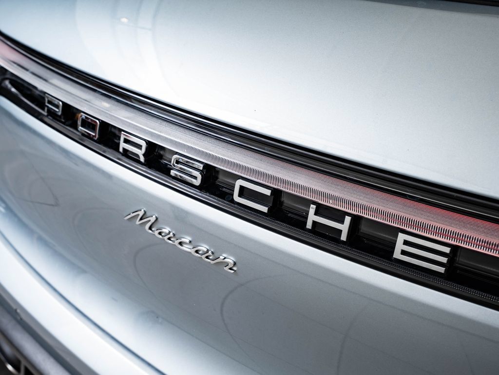 Used 2024 Porsche Macan AWD/4WD image 17
