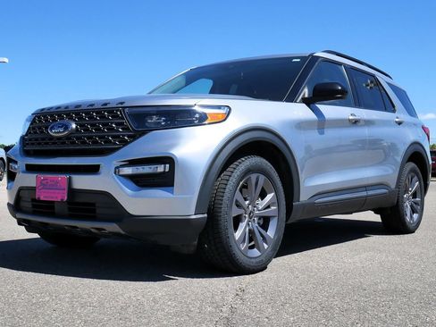 Used 2022 Ford Explorer XLT w/ Equipment Group 202A AWD/4WD image 1