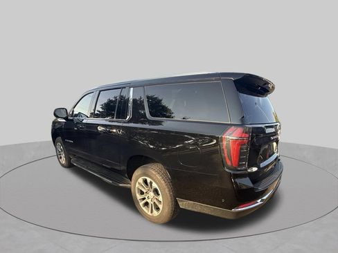 Used 2025 Chevrolet Suburban LS RWD image 8