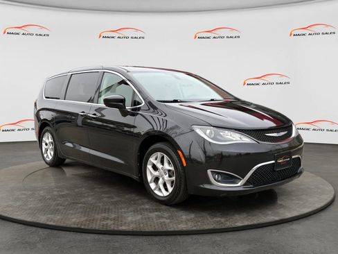Used 2018 Chrysler Pacifica Touring Plus w/ Tire & Wheel Group image 5