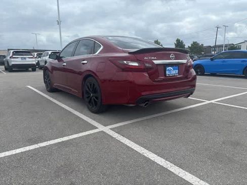 Used 2017 Nissan Altima 2.5 SR w/ Midnight Edition Package FWD image 3