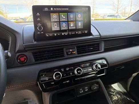 Used 2025 Honda Pilot TrailSport image 19