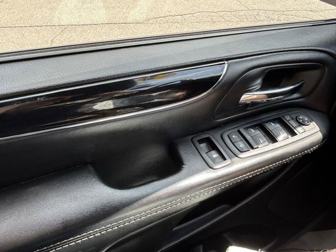 Used 2018 Dodge Grand Caravan SE FWD image 25