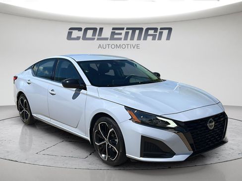 Used 2023 Nissan Altima 2.5 SR FWD image 2