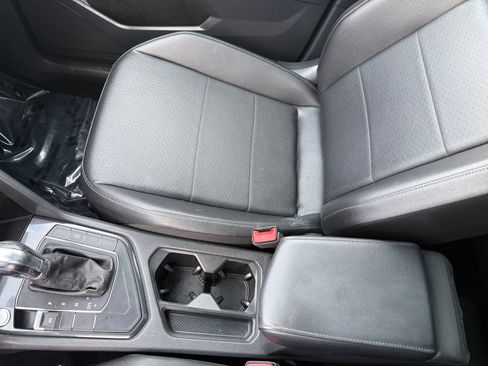 Used 2018 Volkswagen Tiguan SE w/ Panoramic Sunroof Package image 14