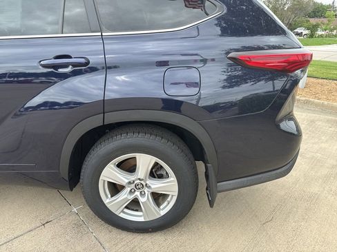 Used 2023 Toyota Highlander LE image 3