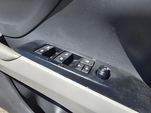 Used 2018 Toyota Camry LE image 21