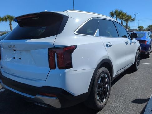 Certified 2025 Kia Sorento S image 9