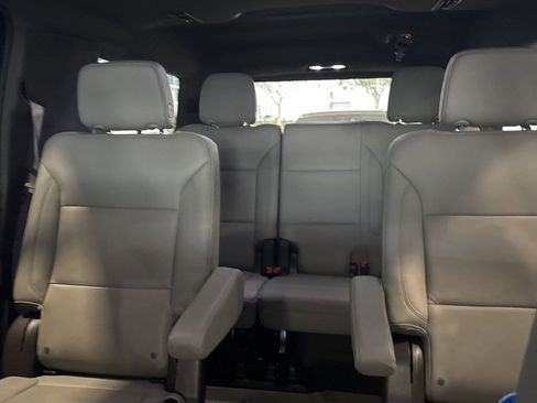 Used 2022 Chevrolet Suburban LT image 8